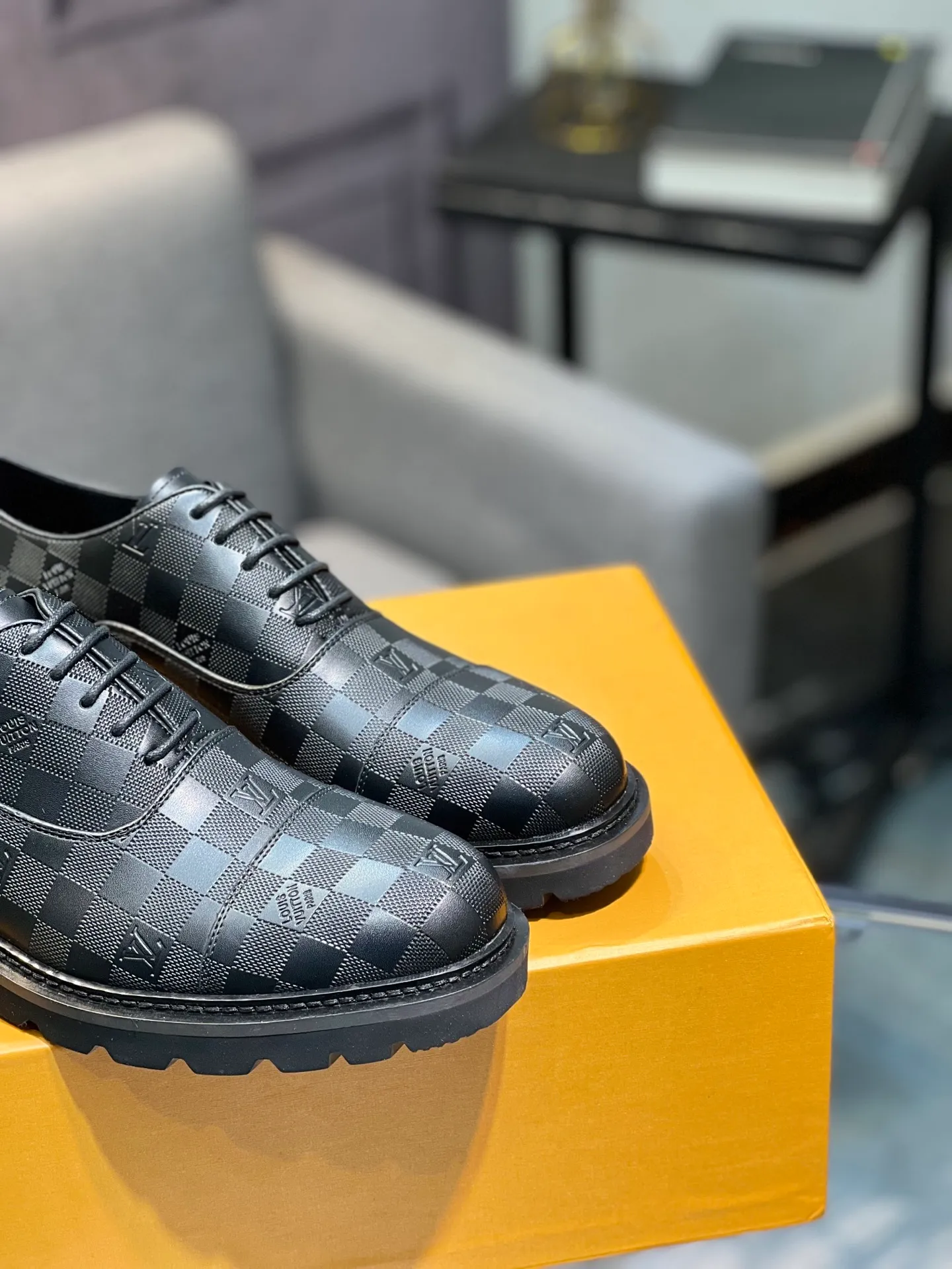 Men's shoes 💰820 [LV] - High-end quality - Upper: 🔝 tumbled cowhide, Nappa cowhide, brand logo sewn on shoe body - Lining: cowhide, foot pads; water-dyed cowhide - Outsole: TPR·rubber foam; two-color molded outsole -Super high quality control·Fine workmanship: highlighted (high-end·luxury·grade) -Size: 39-44 (38 45 can be customized)